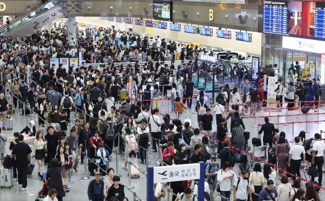 최장 10일간 이어지는 추석 황금연휴를 앞둔 지난 2일 오전 부산 강서구 김해국제공항 국제선 청사가 해외로 떠나려는 여행객들로 붐비고 있다. 정종회 기자 jjh@