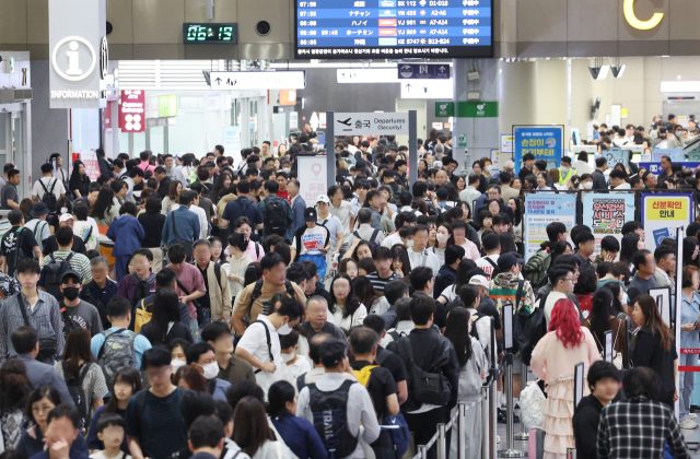 추석 황금연휴를 앞둔 지난 2일 오전 부산 강서구 김해국제공항 국제선 청사가 해외로 떠나려는 여행객들로 붐비고 있다. 정종회 기자 jjh@