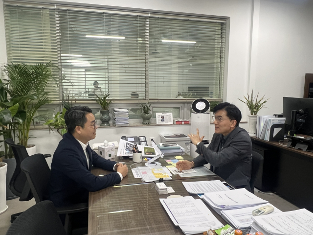 비온미디어 심준식(왼쪽) 대표와 부산기술창업투자원 서종군 원장이 대화를 나누고 있다. 비온미디어 제공