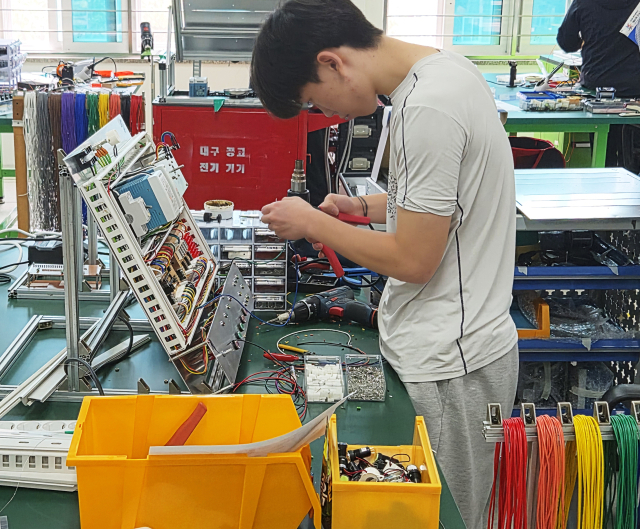 2025 광주광역시 제60회 전국기능경기대회 전기기기 금메달 수상자인 정재영 학생의 경기모습.