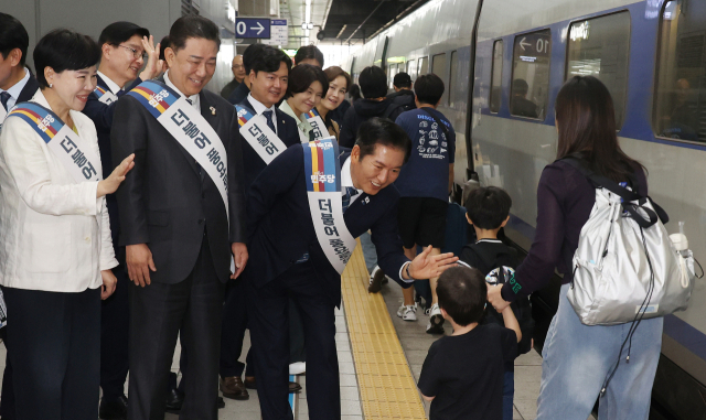 더불어민주당 정청래 대표와 김병기 원내대표를 비롯한 의원들이 추석연휴를 앞둔 2일 서울 용산역에서 귀성객들에게 인사하고 있다. 연합뉴스