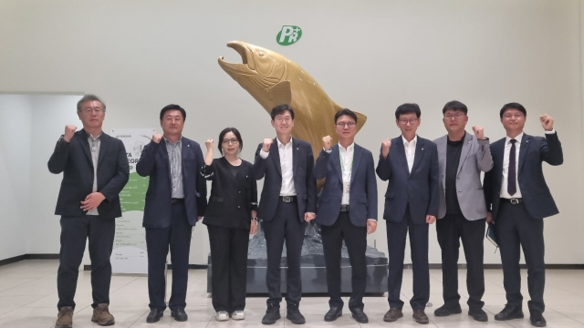 파마리서치 사업 현장 방문 사진(왼쪽 네 번째 김종덕 한국수산자원공단 이사장). 수산자원공단 제공