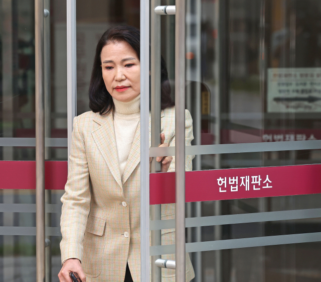 이진숙 전 방송통신위원장이 지난 1일 서울 종로구 헌법재판소에서 방송미디어통신위원회 설치법에 대한 헌법소원심판 청구서를 제출한 뒤 민원실을 나서고 있다. 연합뉴스