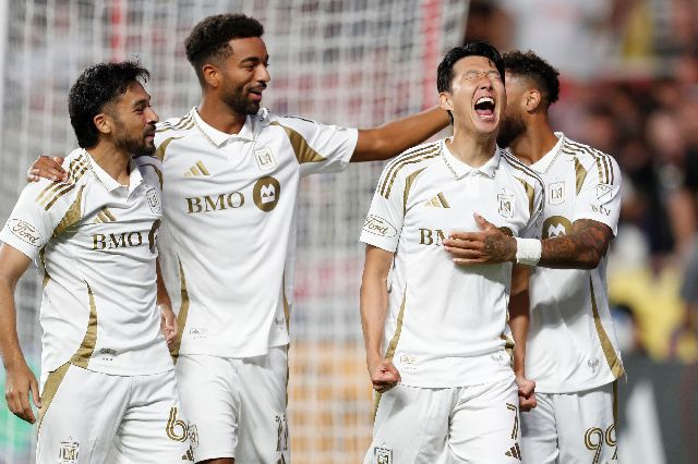 LAFC의 손흥민(오른쪽 두 번째)이 9월 18일(한국 시간) 미국 유타주 샌디 아메리카 퍼스트 필드에서 열린 2025 MLS 리그 레알 솔트레이크전에서 골을 넣은 뒤 동료 선수들과 기뻐하고 있다. AFP연합뉴스