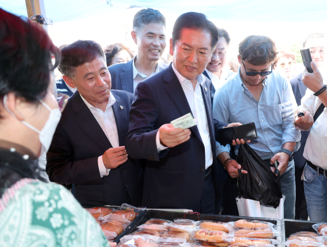 정청래 더불어민주당 대표가 추석을 앞두고 2일 오후 전북 김제시 전통시장을 찾아 장보기를 하고 있다. 연합뉴스