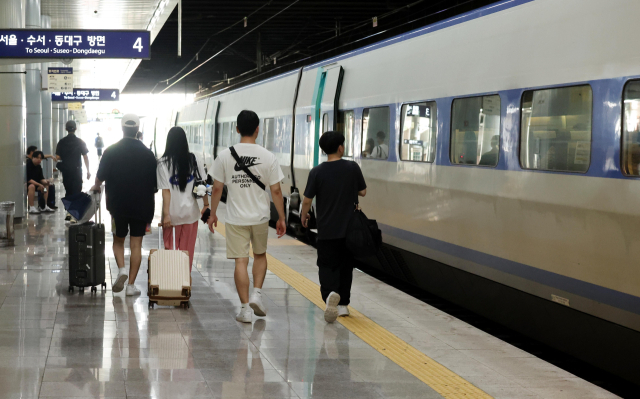 지난 8월 경부선 남성현~청도 구간에서의 사고 이후 경부선 KTX 연착이 잦아지면서 이용객들의 불만이 커지고 있다. 부산 동구 부산역 승강장에서 KTX 이용객들이 열차에 타기 위해 걸어가고 있는 모습. 부산일보DB
