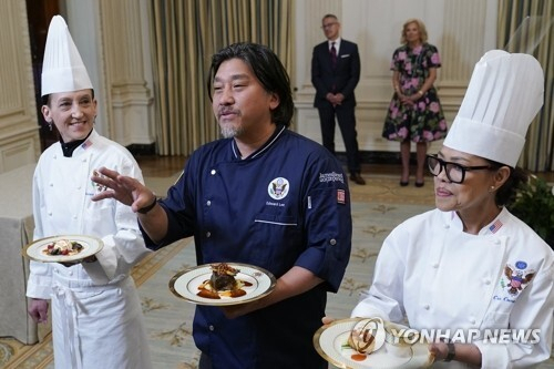 에드워드 리가 2023년 4월 24일(현지시간) 미국 백악관에서 한미 정상 국빈만찬 메뉴를 소개하고 있다. 연합뉴스