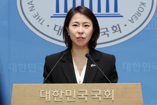 더불어민주당 김한나 서울시당 윤리심판위원이 2일 ‘종교단체 경선 동원’ 의혹에 대한 진상조사 결과를 발표하고 있다. 연합뉴스