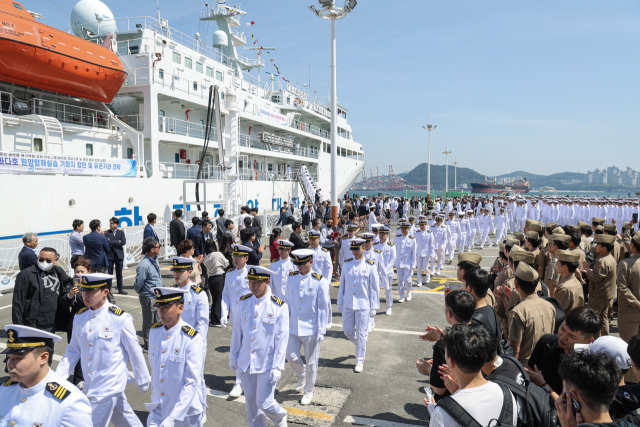 지난 2023년 5월17일 부산 영도구 한국해양대학교 부두에서 해사대학 3학년 학생들이 가족과 학생들의 배웅을 받으며 원양항해실습에 나서고 있다. 부산일보DB
