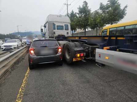 2일 부산 해운대경찰서에 따르면 이날 오후 4시 25분께 수영강변대로에서 연쇄 추돌 사고가 발생해 1명이 다쳤다. 부산 해운대경찰서 제공