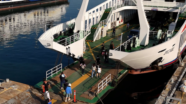 여객들이 인천지역 여객선(차도선) ‘대부고속페리’을 이용하는 모습. 해양교통안전공단(KOMSA) 제공