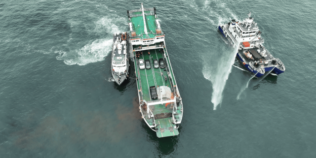 한국해양교통안전공단(KOMSA)이 지난 9월 2일 충남 보령시 대천항 인근 신한고속훼리호에서 보령해양경찰서, 보령소방서와 함께 여객선(차도선) 전기차 화재 합동훈련을 실시 중인 모습. KOMSA 제공