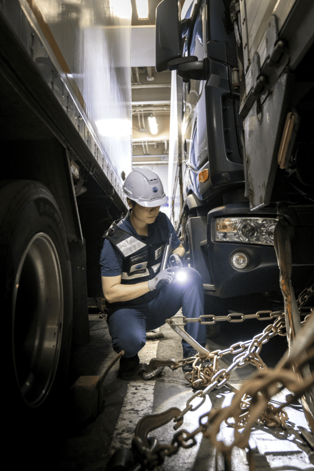 한국해양교통안전공단(KOMSA) 목포운항관리센터 운항관리자가 여객선 출항 전 여객선에 실린 전기차 등 차량이 안전하게 고정돼 있는지 점검하는 모습. KOMSA 제공