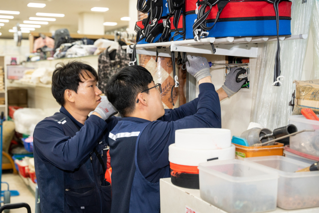 한국전기안전공사 관계자들이 지난달 30일 전북 진안 고원시장에서 전기안전점검을 진행하고 있다. 전기안전공사 제공