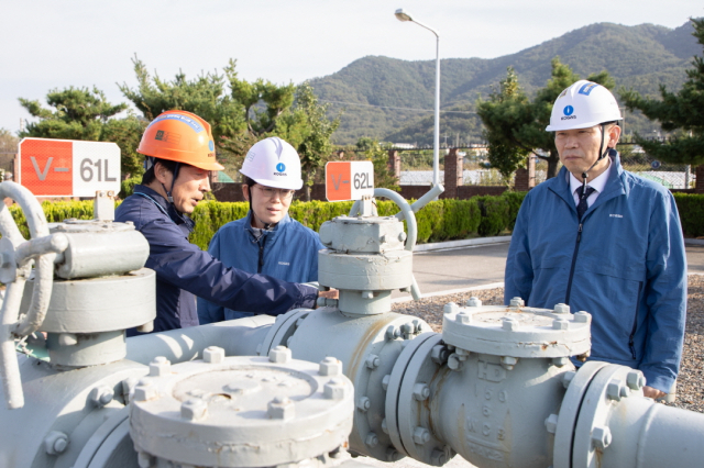 최연혜 한국가스공사 사장(가운데)이 추석 연휴 대비 대구경북지역본부 안전점검에 나섰다. 가스공사 제공