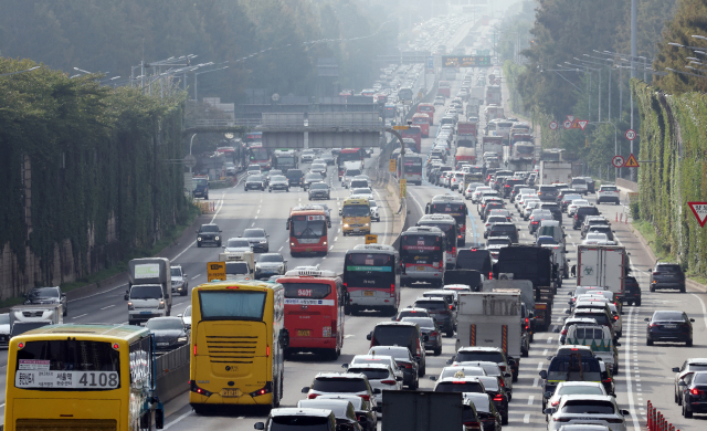 2일 서울 서초구 잠원IC 인근 경부고속도로 하행선에서 차량이 정체를 빚고 있다. 연합뉴스