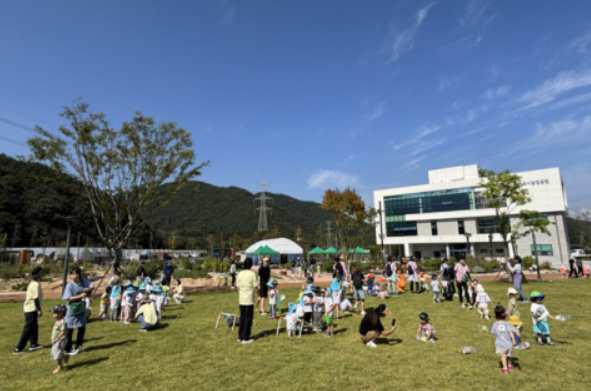 지난 1일부터 2일까지 이틀간 부산시 기장군 철마도시농업공원에서 진행된 추석맞이 ‘어린이 공영텃밭 체험프로그램 행사’. 부산일보DB