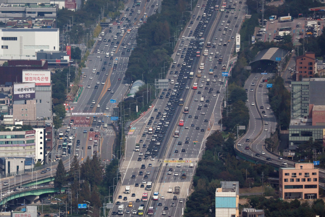 추석 연휴를 하루 앞둔 2일 경찰청 헬기에서 바라본 경기도 용인시 신갈분기점 인근 경부고속도로에서 차량이 오가고 있다. 항공촬영협조: 서울경찰청 항공대. 연합뉴스