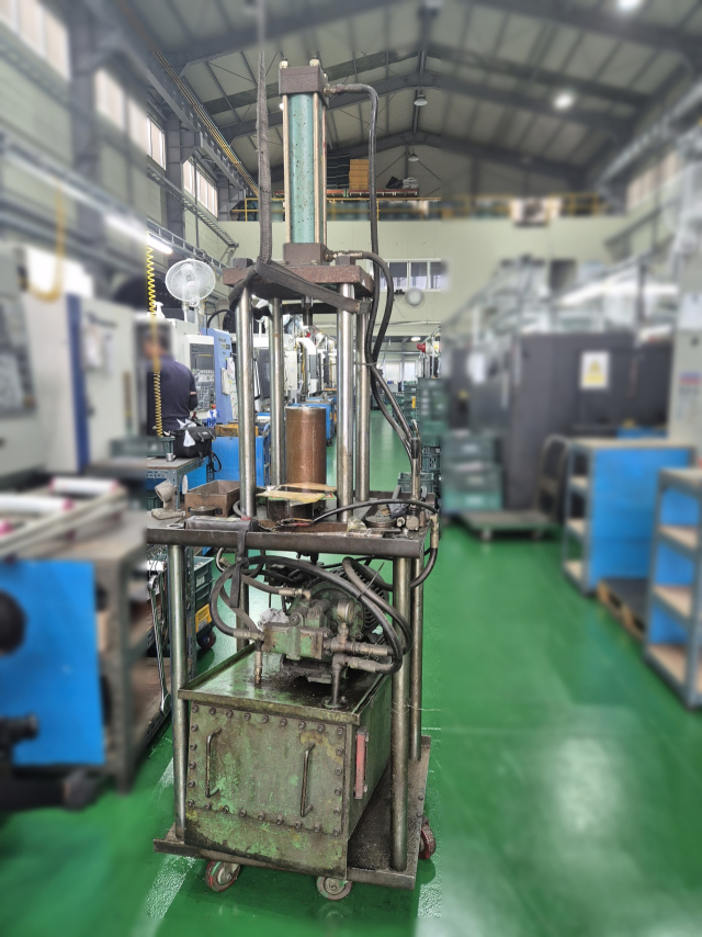 3일 오전 8시 45분께 부산 사상구 한 선박 부품 제조공장에서 노동자 50대 남성이 유압 기계를 옮기다 얼굴이 깔려 숨졌다. 사상경찰서 제공