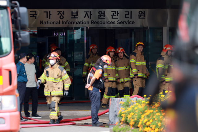 27일 대전 유성구 국가정보자원관리원(국정자원)에서 소방대원이 불에 탄 배터리를 살피고 있다. 전날 정부 전산시스템이 있는 국정자원에서 무정전·전원 장치용 리튬이온 배터리 화재가 발생해 정부 전산 서비스가 대규모로 마비됐다. 연합뉴스