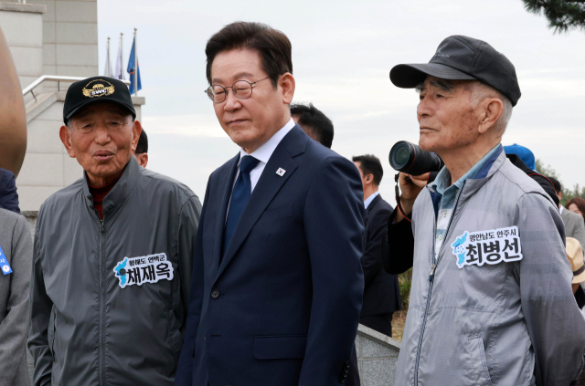 이재명 대통령이 추석 연휴 첫날인 3일 인천 강화군 강화평화전망대에서 실향민 가족들과 북한 황해북도 개풍군 일대를 바라보며 이야기를 나누고 있다. 연합뉴스