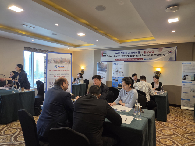 현지 바이어와 1대1 상담이 진행된 ‘2025 두바이 시장개척단 수출상담회’ 현장 모습. 중부발전 제공