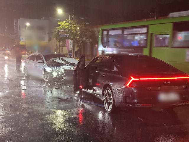 3일 오후 10시 9분께 부산 북구의 한 도로에서 음주 운전자가 몰던 역주행 차량이 마주 오던 차량과 충돌해 2명이 다쳤다. 부산 북부경찰서 제공