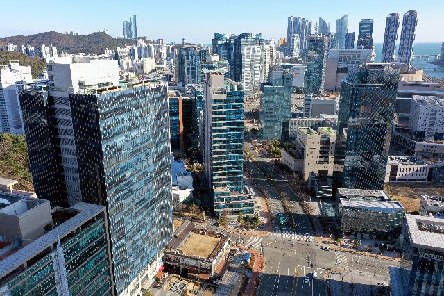 부산 해운대구 센텀시티 산단 근로자들의 노동 환경이 열악하다는 조사 결과가 나왔다.사진은 지난 2월 오피스 건물이 밀집한 부산 해운대구 센텀시티 일대. 부산일보DB
