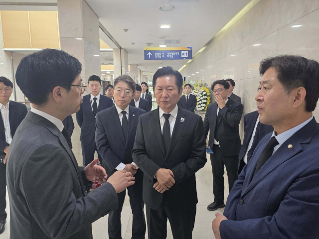 더불어민주당 정청래 대표는 4일 국가전산망 장애 문제 관련 업무를 담당하다 숨진 행정안전부 공무원의 빈소를 조문했다. 박수현 수석대변인 페이스북.