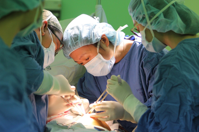 최근 10년 사이 암·당노 환자가 각각 53%, 58% 늘어나고 청년층 당뇨는 2배 이상 급증한 것으로 나타났다. 사진은 유방암 수술 장면. 동남권원자력의학원 제공