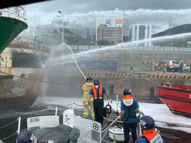 4일 오후 1시 12분께 부산 사하구 감천항에서 계류 중이던 한 선박에서 불이 났다가 3시간 만에 진화됐다. 부산해양경찰서 제공