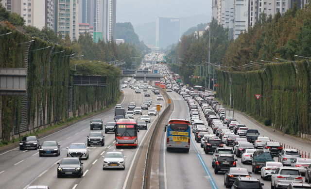 추석 연휴 첫날인 지난 3일 경부고속도로 서울 잠원나들목 인근 하행선이 정체를 빚고 있다. 연합뉴스