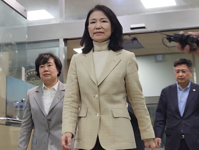 석방된 이진숙 전 방송통신위원장이 4일 오후 서울 영등포경찰서를 나서고 있다. 연합뉴스