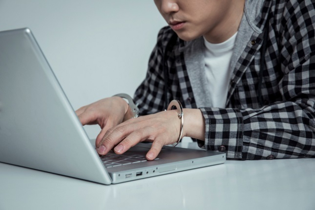 우리나라 예능 프로그램과 드라마, 영화 등을 공짜로 볼 수 있는 해외 불법 사이트가 계속 적발되고 있어 이에 대한 대책이 시급한 것으로 나타났다.(사진은 이미지 사진) 클립아트코리아