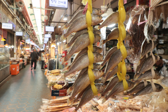 추석연휴를 앞둔 지난 2일 서울 시내 한 전통시장에서 시민들이 장을 보고 있다. 연합뉴스