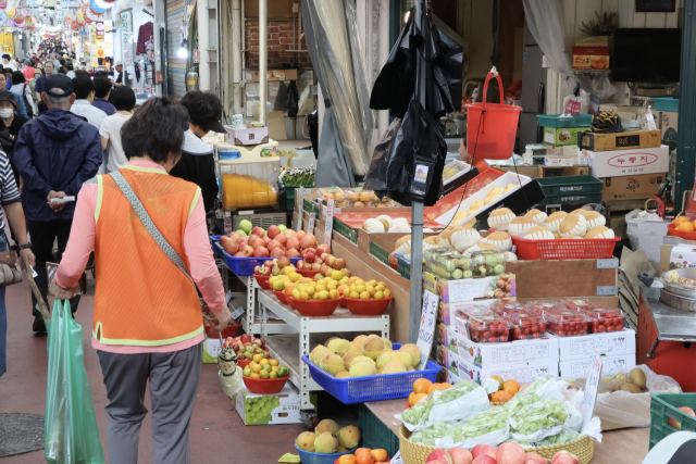 추석연휴를 앞둔 지난 2일 서울 시내 한 전통시장에서 시민들이 장을 보고 있다. 한국소비자단체협의회 물가감시센터는 추석 제사용품 구매에 드는 비용이 4인 기준 평균 32만 2752원으로 추석 3주 전 조사 때보다 2.3% 줄었다고 밝혔다.연합뉴스