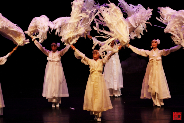 김진홍전통춤보존회 공연 모습. 부산무용협회 제공