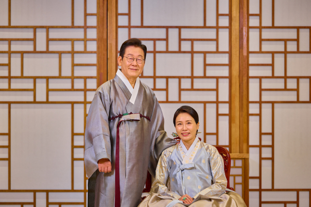 대통령실은 이재명 대통령과 김혜경 여사가 한복 차림으로 명절 인사를 하는 모습을 7일 SNS에 공개했다. 연합뉴스