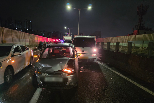 7일 오전 2시 50분께 부산 동서고가도로 상행(시 외곽 방향) 주례램프 교차로 인근에서 차량 8대가 연쇄 추돌해 3명이 다쳤다. 부산경찰청 제공