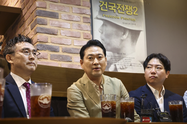 국민의힘 장동혁 대표가 7일 건국전쟁2 영화를 관람하기 앞서 서울 롯데시네마 영등포점 한 카페에서 진행된 김덕영 감독과의 대화에서 발언하고 있다. 연합뉴스