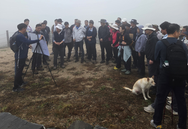 양산시가 7일 천성산 정상에서 브리핑을 통해 천성산 해맞이공원에 습지 보호 등을 위해 산책로 조성 사업을 브리핑하고 있다. 양산시 제공