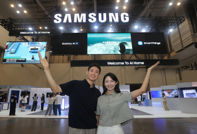 모델들이 기후산업국제박람회 2025 삼성전자 부스 앞에서 포즈를 취하고 있다. 연합뉴스