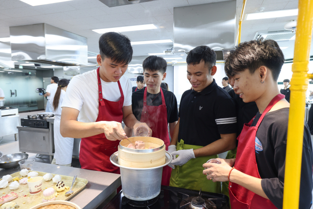 지난달 26일 경남정보대 호텔외식조리학과 실습실에서 외국인 유학생들이 추석을 맞아 송편 만들기 행사를 진행했다. 경남정보대 제공