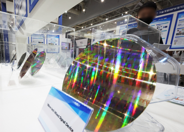 지난 8월 28일 경기도 수원시 영통구 수원컨벤션센터에서 열리고 있는 '2025 차세대 반도체 패키징 산업전'을 찾은 관람객들이 다양한 전시품을 관람하고 있다. 연합뉴스