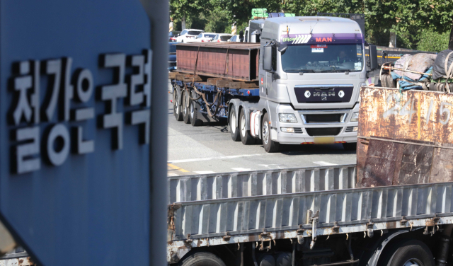 경북 포항시 철강 산업단지 도로에 철강 제품을 실은 차들이 오가는 모습. 연합뉴스