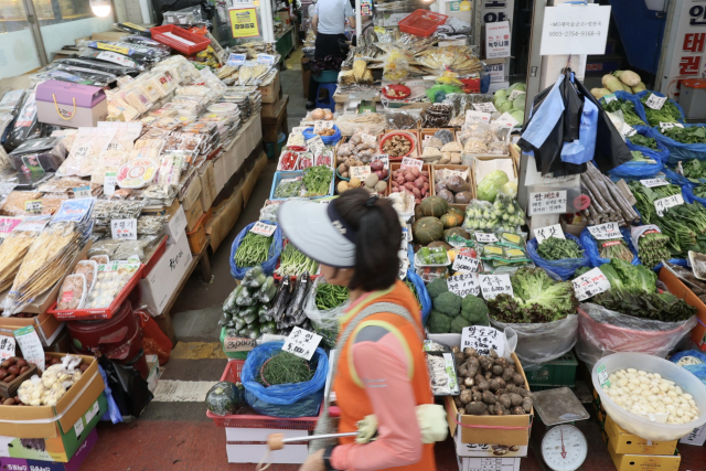 서울 시내 한 전통시장에서 시민들이 장을 보고 있다. 연합뉴스