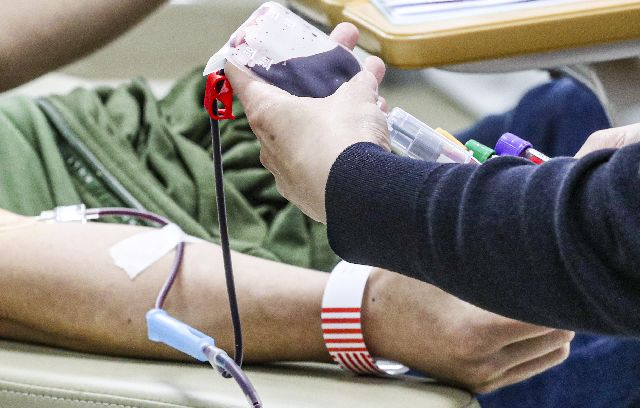 헌혈 장면. 부산일보DB
