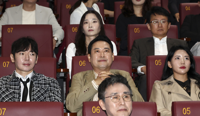 국민의힘 장동혁 대표가 7일 서울 롯데시네마 영등포점에서 영화 건국전쟁2를 관람하고 있다. 연합뉴스