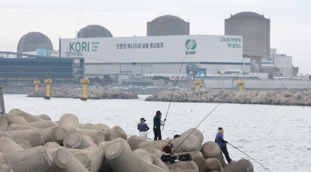 부산 기장군 장안읍 월내 쪽에서 바라본 고리2호기(오른쪽 두 번째) 모습. 연합뉴스