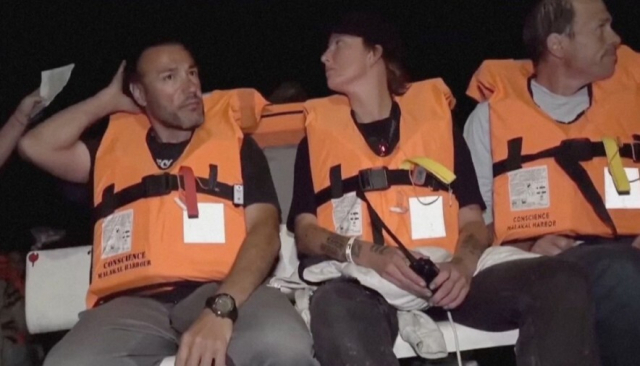 8일(현지시간) 이스라엘군에 나포된 구호선단 활동가들. 로이터 연합뉴스